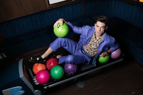 Adrián Lastra entre bolas para jugar a los bolos en un reportaje para Dear Magazine