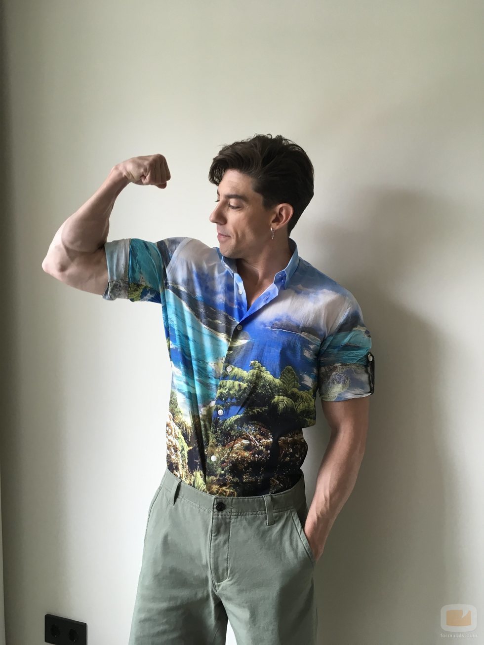 Adrián Lastra marca brazo en un reportaje para Dear Magazine