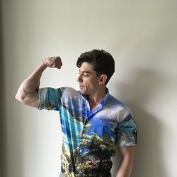 Adrián Lastra marca brazo en un reportaje para Dear Magazine