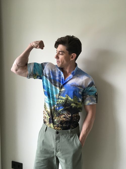 Adrián Lastra marca brazo en un reportaje para Dear Magazine