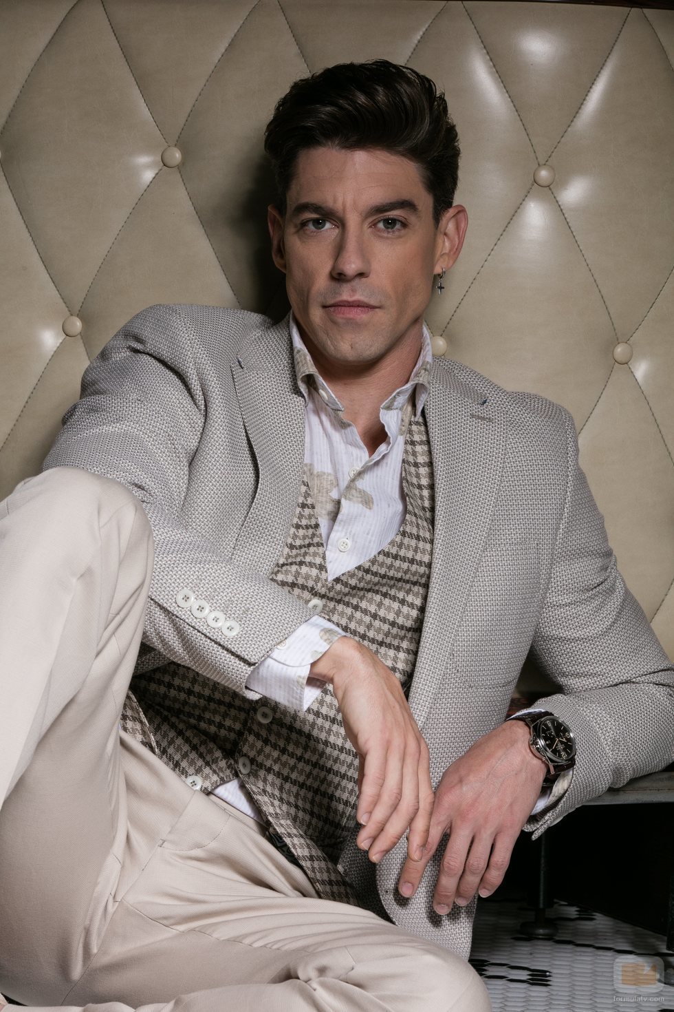 Adrián Lastra, en una pose seductora para Dear Magazine