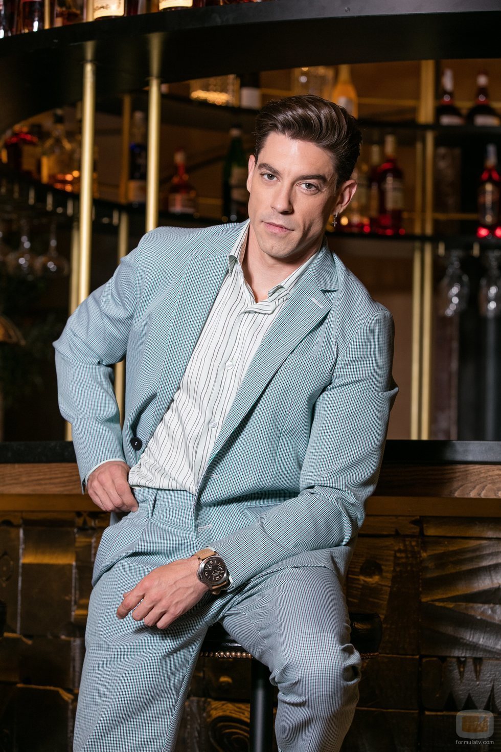 Adrián Lastra posa de traje para Dear Magazine