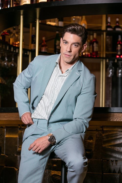 Adrián Lastra posa de traje para Dear Magazine