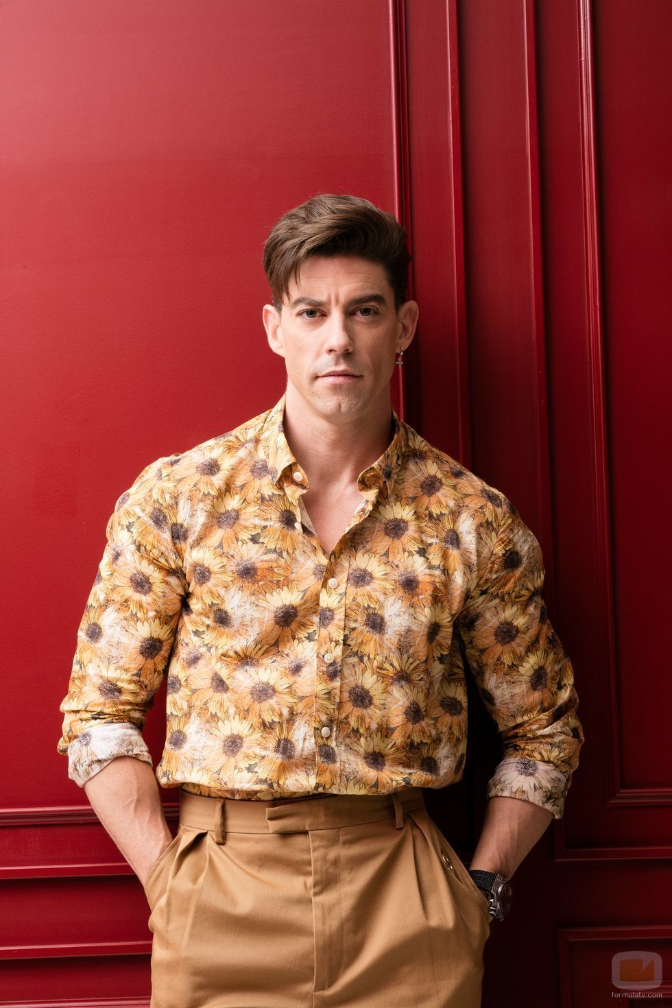 Adrián Lastra con una camisa de margaritas para Dear Magazine