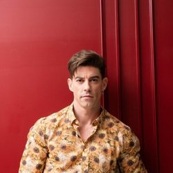 Adrián Lastra con una camisa de margaritas para Dear Magazine