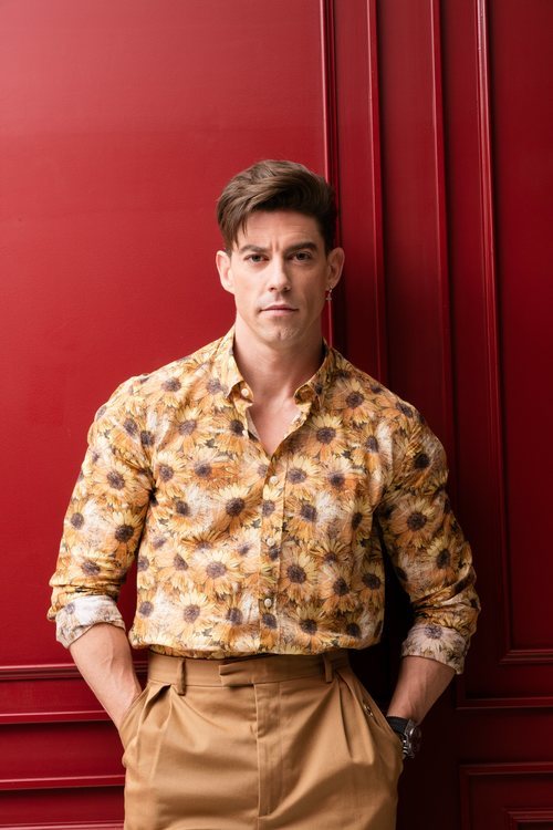 Adrián Lastra con una camisa de margaritas para Dear Magazine