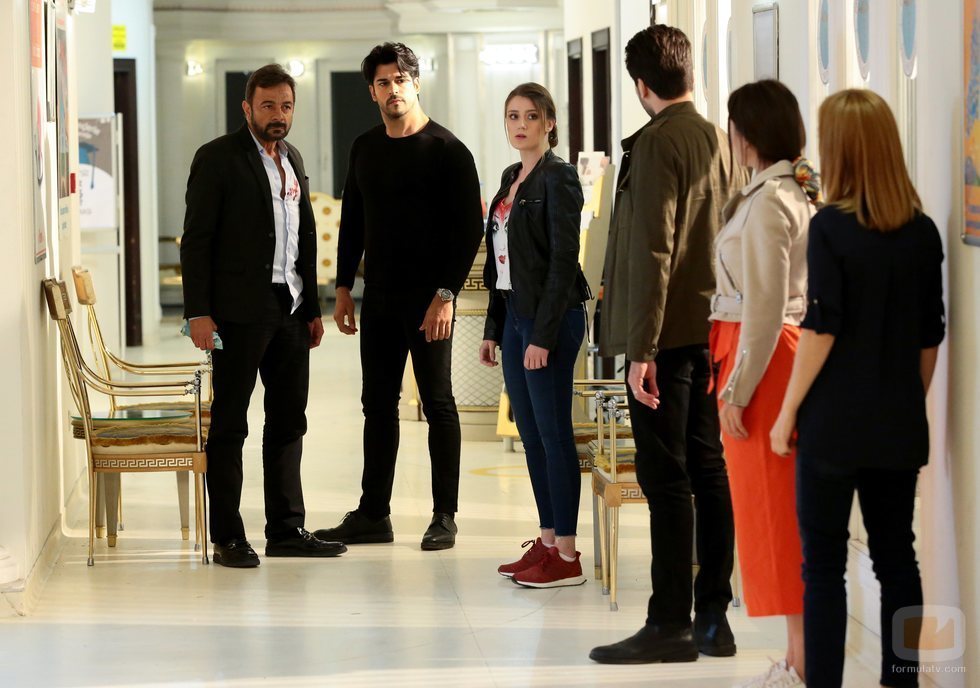 Kemal Soydere, interpretado por Burak Özçivit, en el hospital en el final de 'Kara Sevda' (Amor eterno)