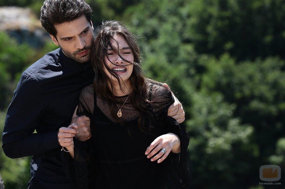 Emir Kozcuoglu sujeta a Nihan Sezin en el final de 'Kara Sevda (Amor Eterno)'