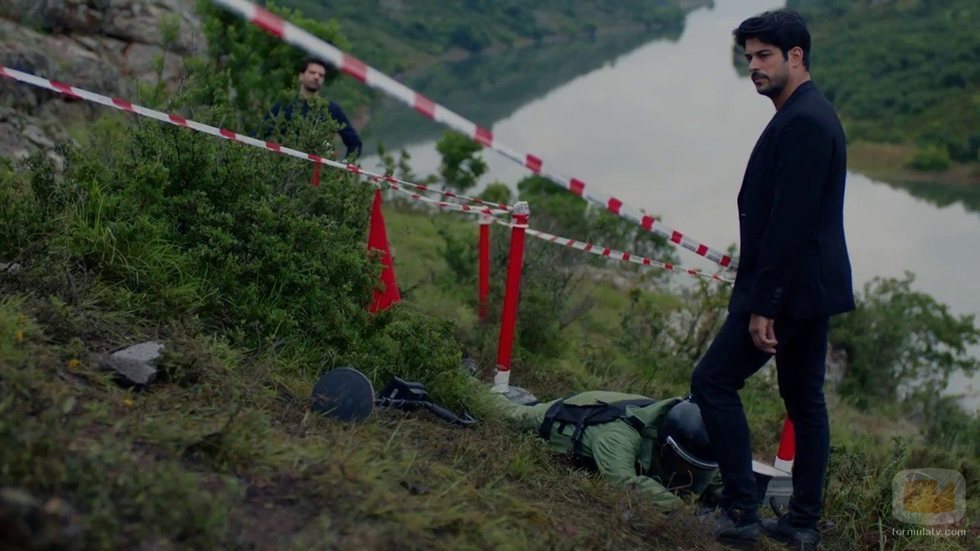 Kemal Soydere sobre una mina en el final de 'Kara Sevda (Amor eterno)'