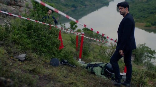 Kemal Soydere sobre una mina en el final de 'Kara Sevda (Amor eterno)'