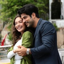 Kemal Soydere abraza a Nihan Sezin en 'Kara Sevda (Amor eterno)'