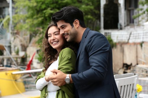 Kemal Soydere abraza a Nihan Sezin en 'Kara Sevda (Amor eterno)'