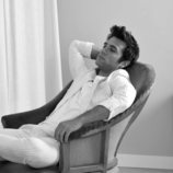 Pol Monen se recuesta sensual sobre el sillón para MADMENMAG