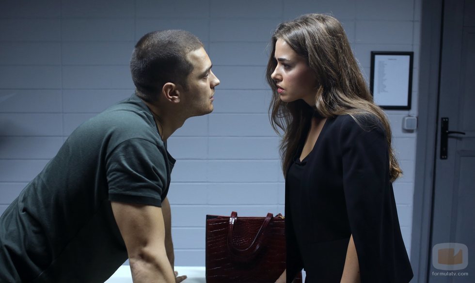 Sarp y Melek se enamoran en 'Içerde'