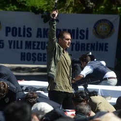 Sarp dispara al aire en medio de un evento policial en 'Içerde'