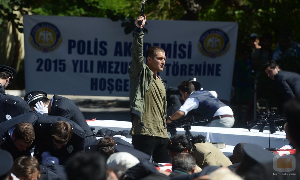 Sarp dispara al aire en medio de un evento policial en 'Içerde'