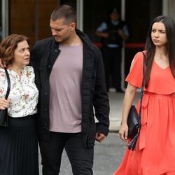 Sarp pasea junto a su madre, Fusun, y Eylem en 'Içerde'