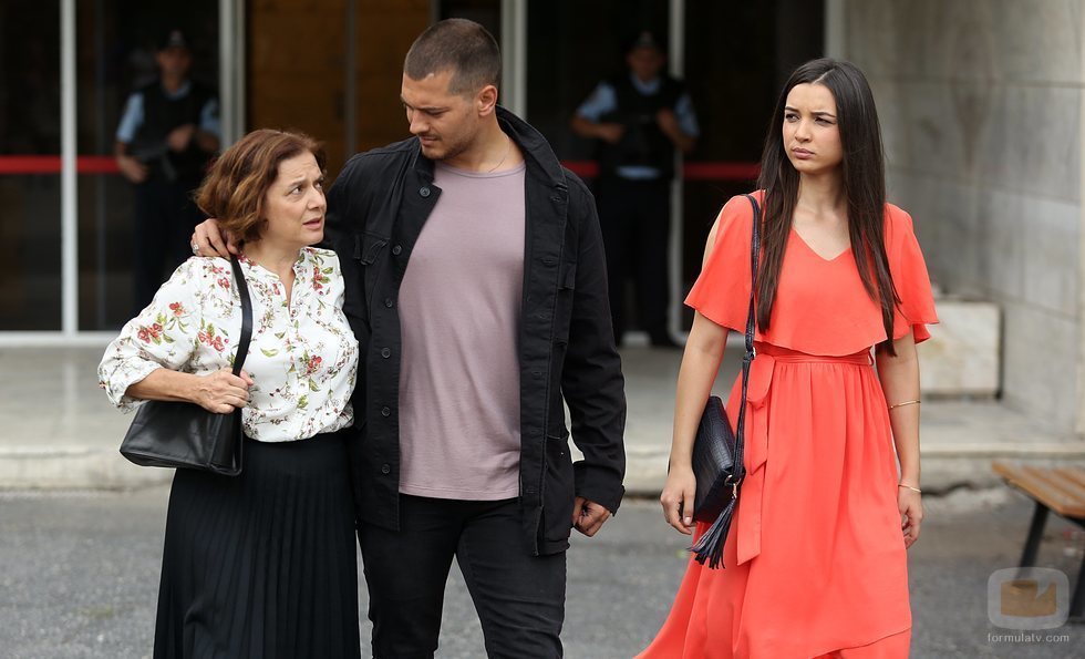 Sarp pasea junto a su madre, Fusun, y Eylem en 'Içerde'