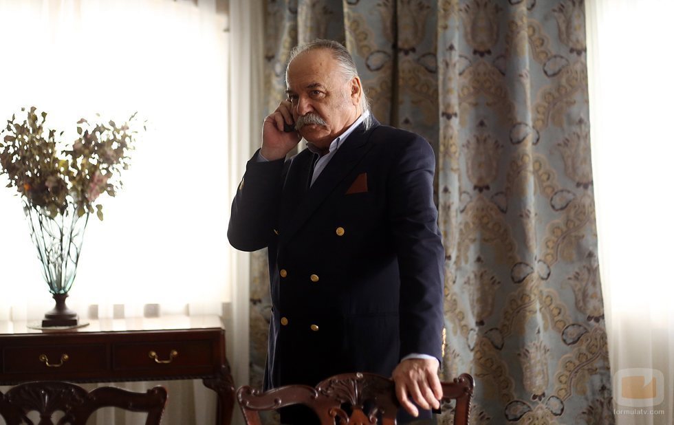 Celal Duman habla por teléfono en 'Içerde'