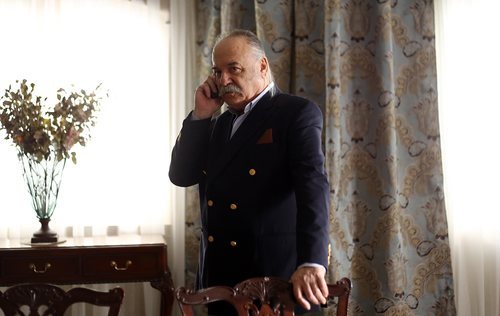 Celal Duman habla por teléfono en 'Içerde'