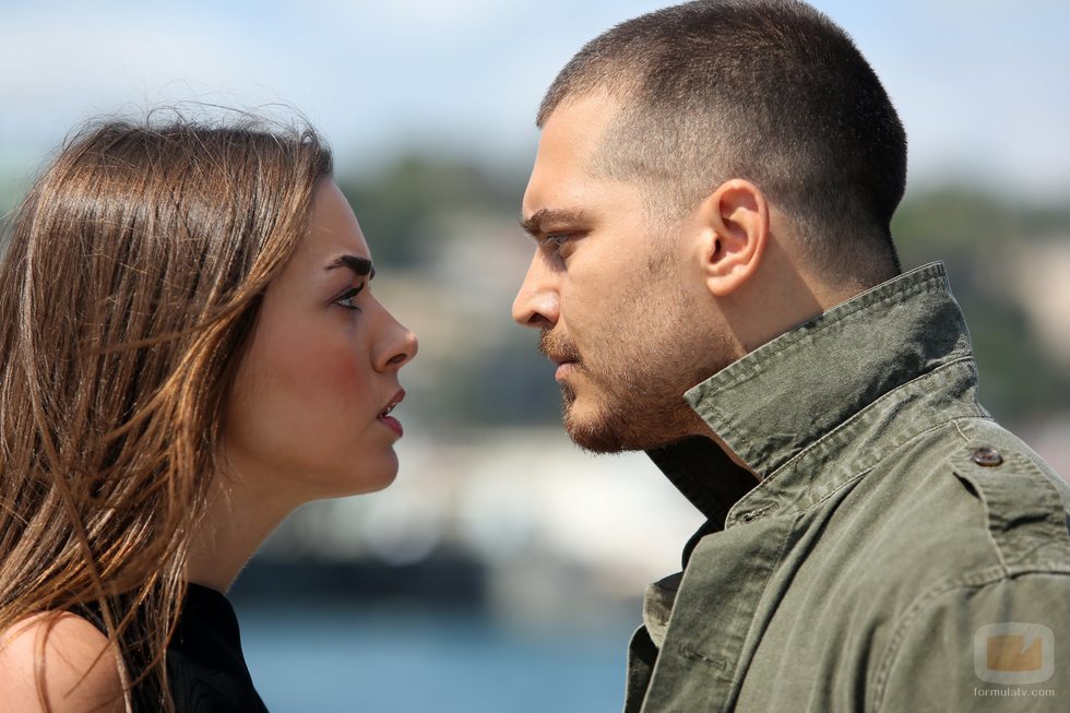 Sarp y Melek discuten en 'Içerde'