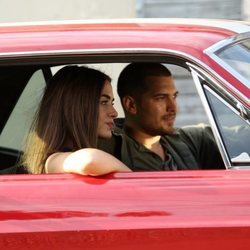 Sarp y Melek viajan juntos en coche en 'Içerde'