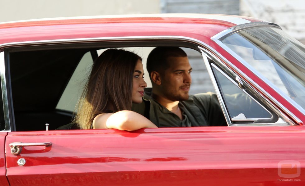 Sarp y Melek viajan juntos en coche en 'Içerde'