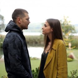 Melek y Sarp hablan en 'Içerde'