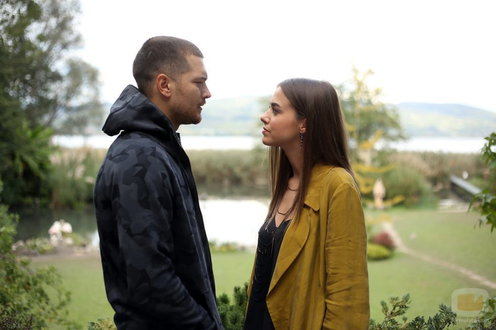 Melek y Sarp hablan en 'Içerde'