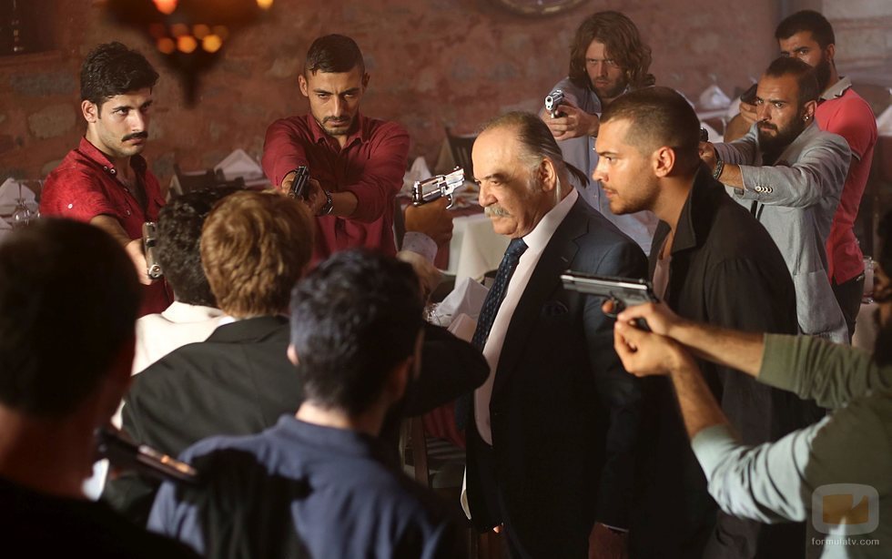 Calal y Sarp viven un momento de alta tensión en 'Içerde'