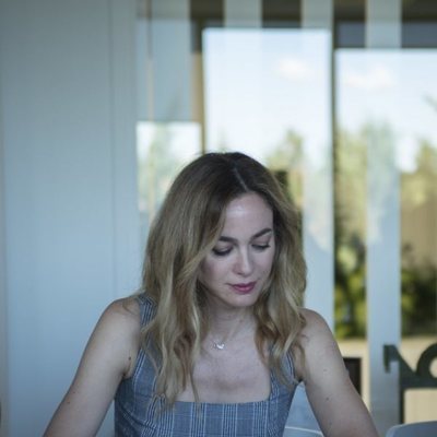 Marta Hazas leyendo el guion del especial con que se despide 'Velvet Colección'