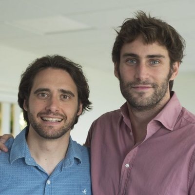 Llorenç González y Fernando Guallar posan durante la lectura de guion de 'Velvet: una navidad para recordar'