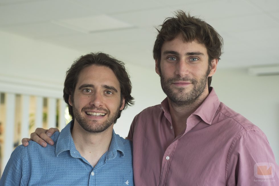 Llorenç González y Fernando Guallar posan durante la lectura de guion de 'Velvet: una navidad para recordar'