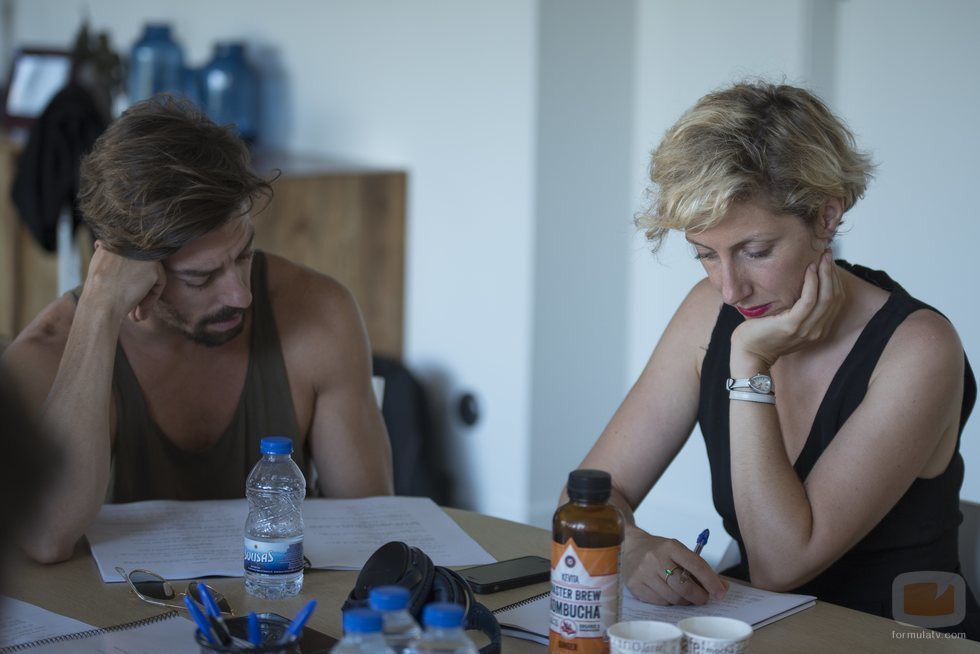 Adrián Lastra y Cecilia Freire leen el guion del último capítulo de 'Velvet Colección'
