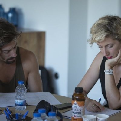 Adrián Lastra y Cecilia Freire leen el guion del último capítulo de 'Velvet Colección'