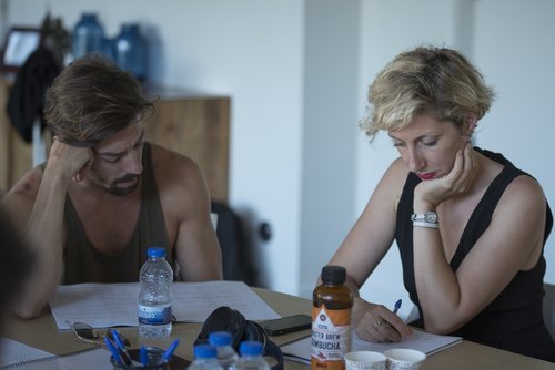 Adrián Lastra y Cecilia Freire leen el guion del último capítulo de 'Velvet Colección'