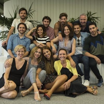 Foto de grupo del reparto de 'Velvet: una navidad para recordar'