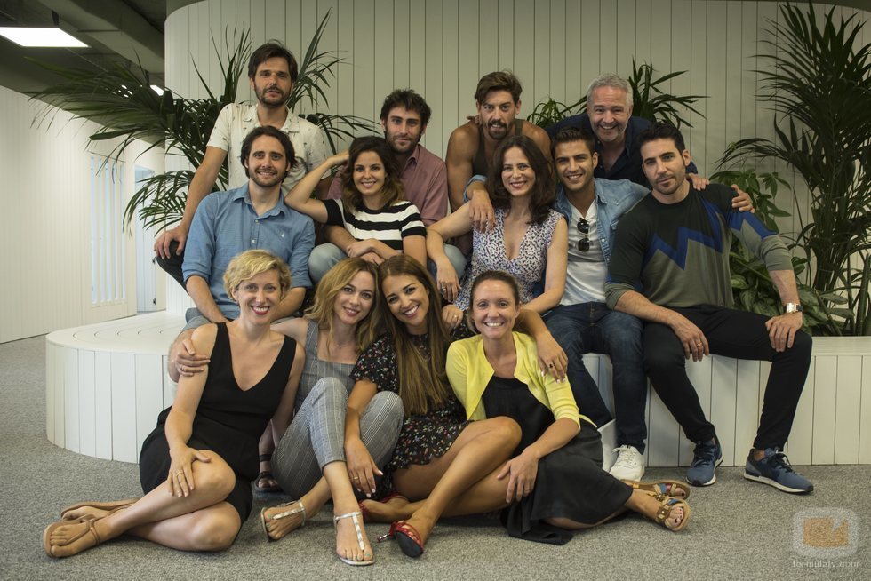 Foto de grupo del reparto de 'Velvet: una navidad para recordar'