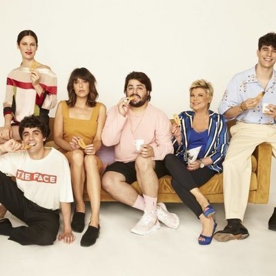 Javier Calvo y Javier Ambrossi, creadores de 'Paquita Salas', con el elenco de la tercera temporada