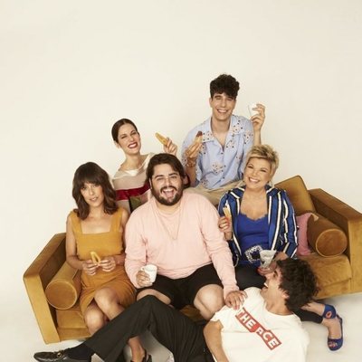 Posado del elenco de la tercera temporada de 'Paquita Salas' junto a Javier Calvo y Javier Ambrossi