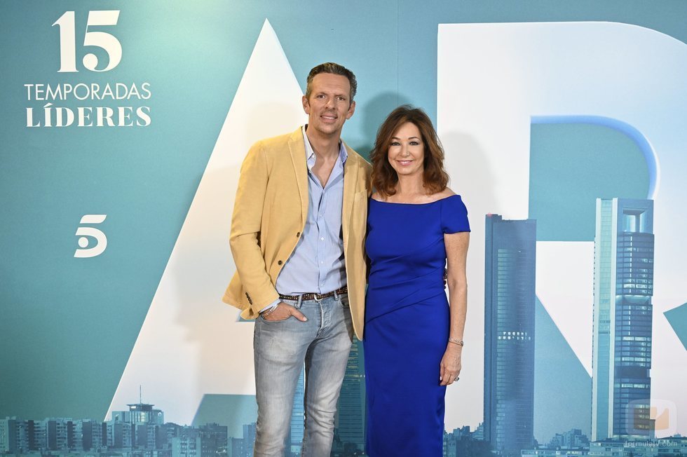 Ana Rosa Quintana y Joaquín Prat, en el cierre de la temporada 15 de 'El programa de Ana Rosa'