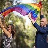 Emilio Pineda y Carmen Alcayde posan con la bandera LGTB