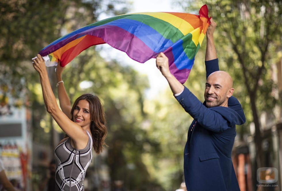 Emilio Pineda y Carmen Alcayde posan con la bandera LGTB