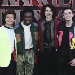 Finn, Caleb, Noah y Gaten acuden a la premiere de la tercera temporada de 'Stranger Things'