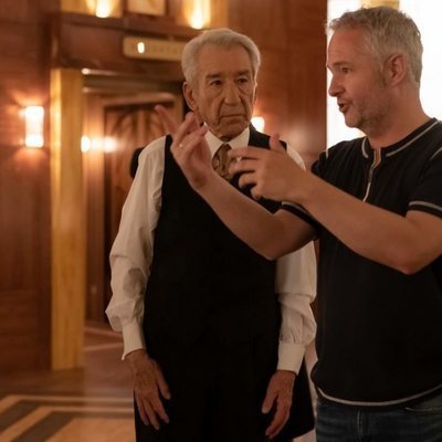 José Sacristán junto al director Gustavo Ron en el rodaje del final de 'Velvet colección'