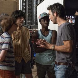 Noah Schnapp, Finn Wolfhard, Caleb McLaughlin y Shawn Levy en el rodaje de la tercera temporada de 'Stranger Things'