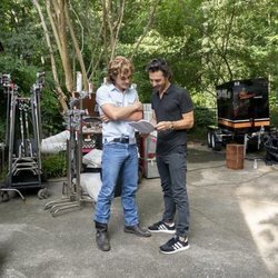 Dacre Montgomery y Shawn Levy en el rodaje de la tercera temporada de 'Stranger Things'