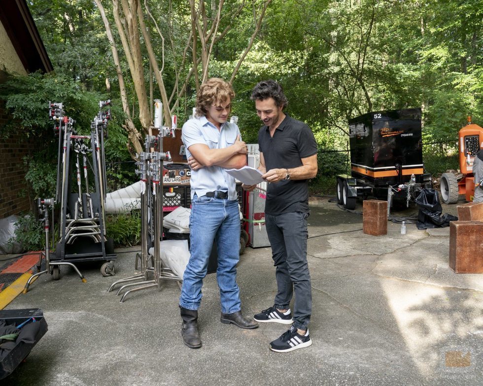 Dacre Montgomery y Shawn Levy en el rodaje de la tercera temporada de 'Stranger Things'