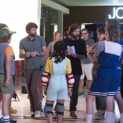 Parte del equipo en el rodaje de la tercera temporada de 'Stranger Things'