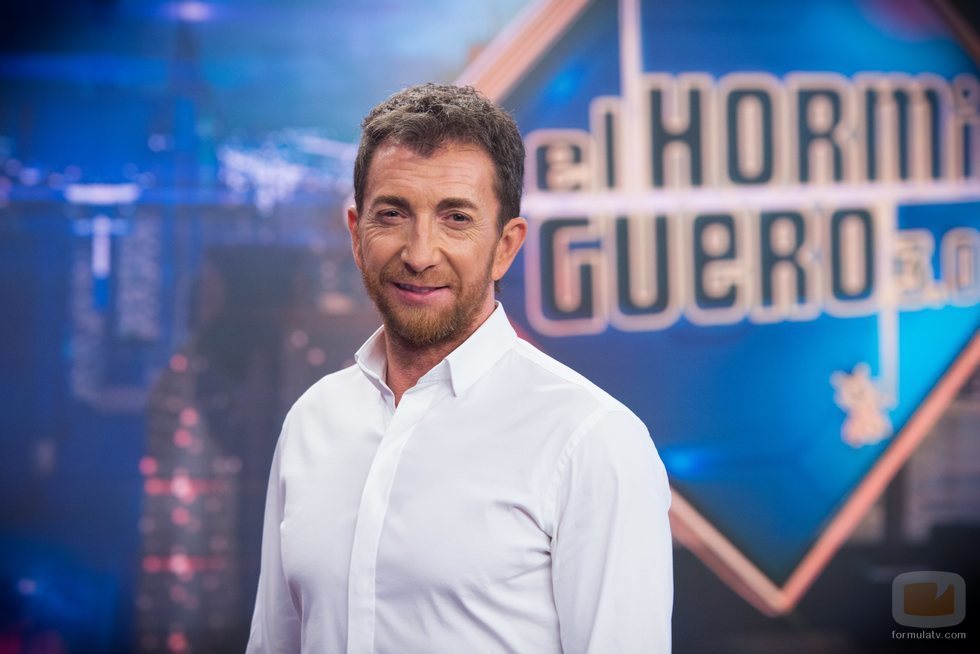 Pablo Motos posa en el plató de 'El Hormiguero'